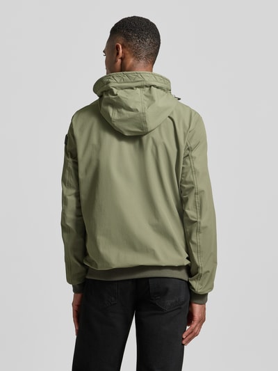 Männermodel trägt Jacke mit Kapuze und Reißverschlusstaschen von PME Legend in Olivgrün, Material-Mix, Rückenansicht, Ganzkörperansicht Rückansicht.
