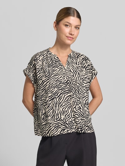 Vrouwenmodel draagt Regular Fit blouse uit zuiver viscose met all-over dierenprint van zero, Serafinohals, met korte mouwen, ruglengte maat 36: 42 cm. Ganzlichaanszicht van voren.