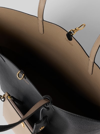 Produktfoto, Shopper in Leder-Optik von Lauren Ralph Lauren in Schwarz und Beige mit Hauptfach, Verschluss, Tragehenkel, Schulterriemen, Mini-Bag, Breite 47 cm, Länge 29 cm, Tiefe 13 cm, Länge Schulterriemen 60 cm, strukturierte Oberfläche