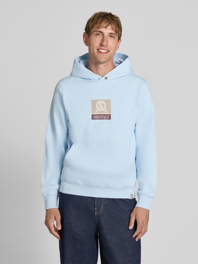 Männermodel trägt Hoodie mit Label-Print Modell 'FREDERIKSBERG' von JACK & JONES, hellblau, Baumwoll-Mix, Ganzkörperansicht von vorne.