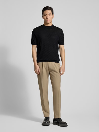 Männermodel trägt Slim Fit T-Shirt mit Lyocell- und Woll-Anteil von Emporio Armani, schwarz, Strick-Optik, Ganzkörperansicht von vorne.