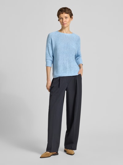 Vrouwenmodel draagt lichtblauwe Strickpullover mit 3/4-Arm Modell 'Tapper' van FREE/QUENT, regular fit, ronder hals, volledige voorkantaanzicht.