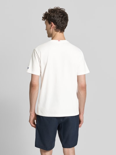 Męski model nosi t-shirt z haftami model 'PORTOFINO' od MC2 Saint Barth, bawełna, krój regular fit, okrągły dekolt, długość tyłu w rozmiarze M: 68 cm, całkowity widok z tyłu.