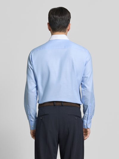 Männermodel trägt Business-Hemd aus Baumwolle mit Kentkragen van ETERNA, regular fit, two-tone, lichtblauw, rugaanzicht, herenmode.