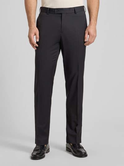 Männermodel trägt Anzughose aus Schurwolle Modell 'Cole' von CG - Club of Gents, Slim Fit, dunkle Farbe, mit Bügelfalten, Nahaufnahme Oberkörper bis Schuhe.