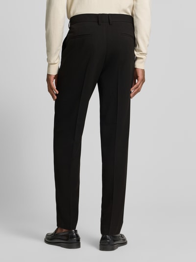 Männermodel trägt Slim Fit Stoffhose mit Viskose-Anteil von Lindbergh, schwarzer Elastischer-Material-Mix, Bügelfalte, Gesäßtaschen, Eingrifftaschen, Haken- und Reißverschluss, Bundweite 37 cm, Innenbeinlänge 80 cm, Ganzkörperansicht Rückansicht.