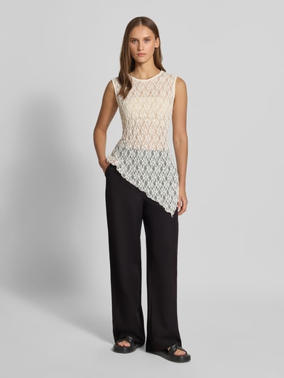 Vrouwenmodel draagt zwarte wijde broek met viscose, model 'KAMIL' van PIECES, dames, gladde stof, rechte pijpen, volledige lichaamsvoorzijde