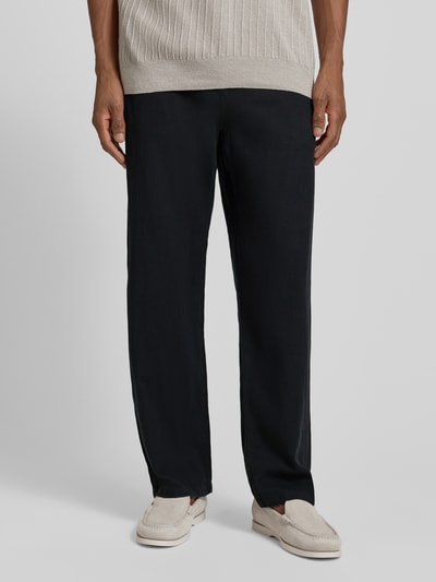 Męski model nosi Loose Fit Leinenhose mit Tunnelzug Modell 'BRODY' von Selected Homme, efekt: jednolity kolor, krój loose fit, szlufki na pasek, tunel, zapięcie na guzik i zamek błyskawiczny, wpuszczane kieszenie boczne, kieszenie z tyłu z guzikiem, wykończenie materiału: cieniowana przędza, mieszanka bawełny ekologicznej i lnu, całkowity widok z przodu