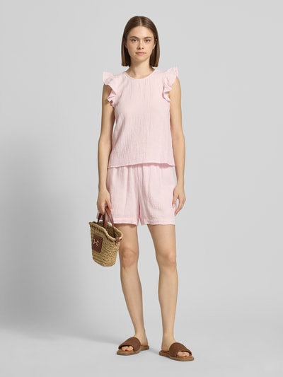 Frauenmodel trägt Comfort Fit Shorts aus reiner Baumwolle Modell 'SASTINA' von Pieces in Optik: Unifarben, Materialverarbeitung: Musselin, Farbe hellrosa, Passform: Comfort Fit, mit Tunnelzug, Bundabschluss: Elastisch, seitliche Eingrifftaschen, Material: Reine Baumwolle, Ganzkörperansicht von vorne.