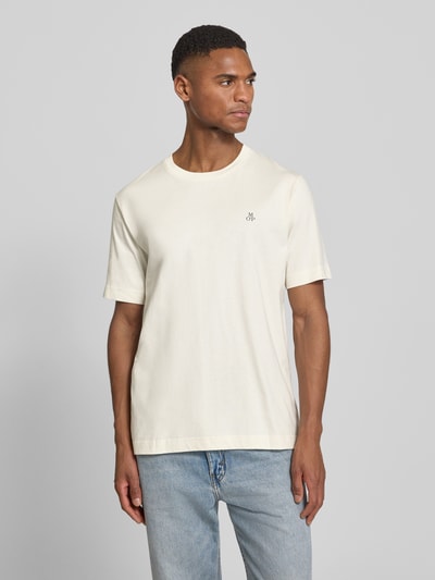 Männermodel trägt Regular Fit T-Shirt aus reiner Baumwolle von Marc O'Polo in Unifarbe mit Logo-Stitching, Ganzkörperansicht von vorne