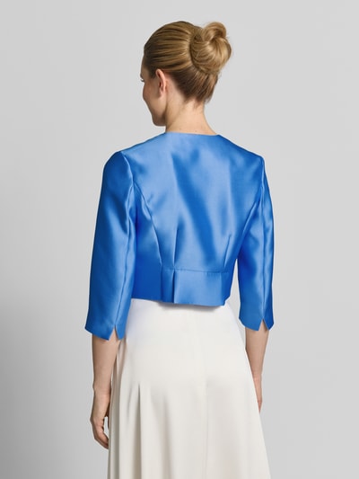 Vrouwenmodel draagt Bolero met open front en 3/4-mouw van Vera Mont in satijn, rechte fit, effen blauw, ruglengte maat 36: 43 cm, volledige rugaanzicht.
