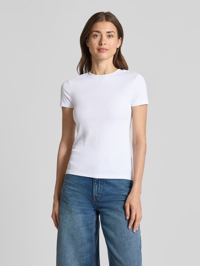 Frauenmodel trägt Cropped T-Shirt mit Rundhalsausschnitt von Stefanel, weiß, Baumwoll-Mix mit Stretch-Anteil, Slim-Fit, Feinripp, Ganzkörperansicht von vorne.