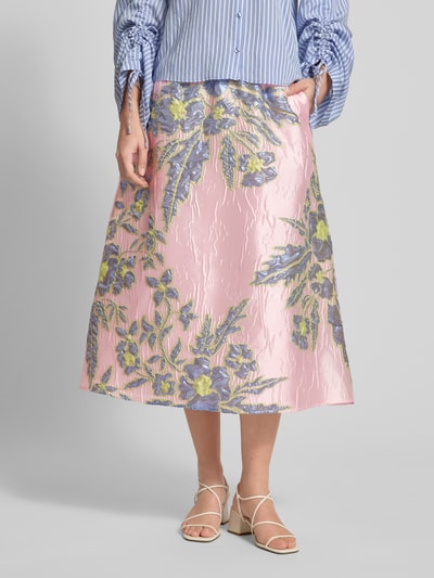 Kobieta modelka ma na sobie Regular Fit Midirock mit floralem Allover-Stitching von Milano Italy, satyna, linia A, kwiatowy haft, elastyczny pas, szerokość w rozmiarze 36: 36 cm, całkowita długość w rozmiarze 36: 83 cm, widok całej sylwetki z przodu.