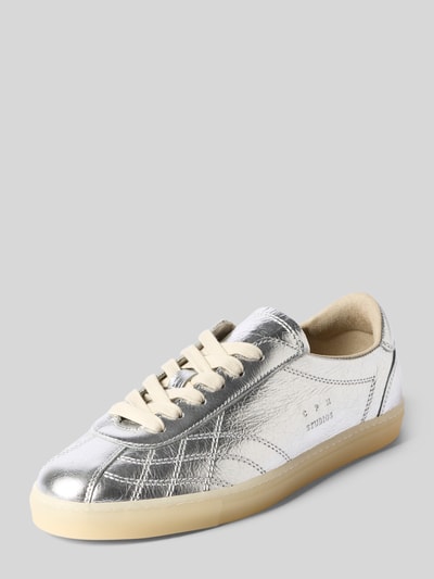 Produktfoto, Sneaker aus echtem Leder mit Logo-Prägung von Copenhagen, silberfarbene Oberfläche, abgerundete Form, Schnürverschluss, glatte Sohle, Absatzhöhe 2 cm, Schafthöhe 7 cm, Schaftweite 8 cm