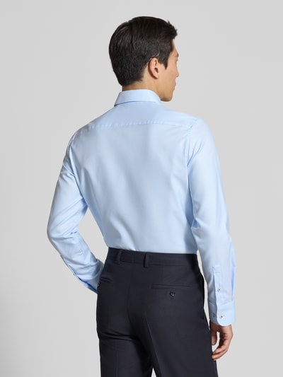 Männermodel trägt Slim Fit Business-Hemd mit Kentkragen von ETERNA in Hellblau, reine Baumwolle, Langärmelig, mit Sportmanschetten, Ganzkörperansicht Rückansicht.