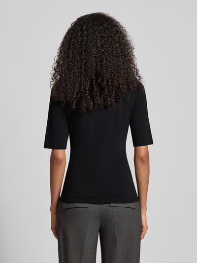 Frauenmodel trägt T-Shirt mit Stretch-Anteil Modell 'Serta' von Opus, Schwarz, Baumwoll-Elasthan-Mix, körpernahe Passform, Ganzkörperansicht Rückansicht.