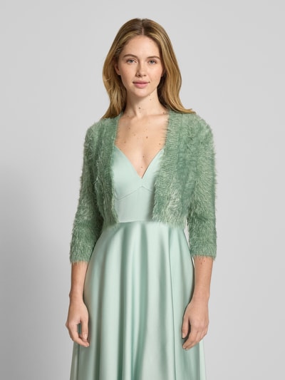 Frauenmodel trägt Bolero aus Kunstfell mit Viskose-Anteil von V.M., Material-Mix, offene Vorderseite, 3/4-Arm, mintgrün, Ganzkörperansicht von vorne.