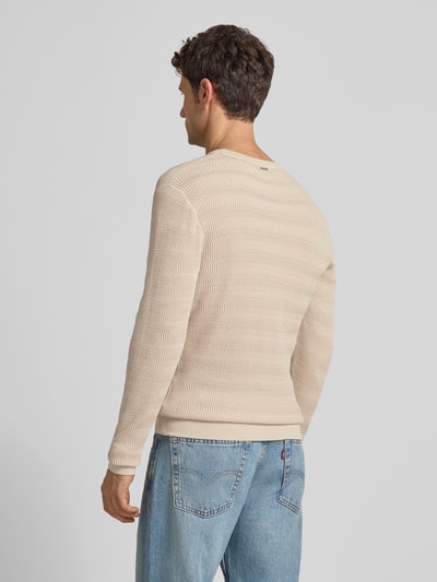 Männermodel trägt Regular Fit Strickpullover mit Rundhalsausschnitt von Antony Morato in Beige mit Strukturmuster, Ganzkörperansicht Rückansicht.