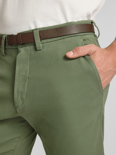 Männermodel trägt Straight Fit Shorts mit abnehmbarem Gürtel Modell 'Adam' von Jack & Jones in Grün, Baumwoll-Mix, Nahaufnahme Oberkörper, Herren Shorts, Eingriffstaschen, Knopf-Reißverschluss, Bundweite 40 cm Größe M, Innenbeinlänge 19 cm.
