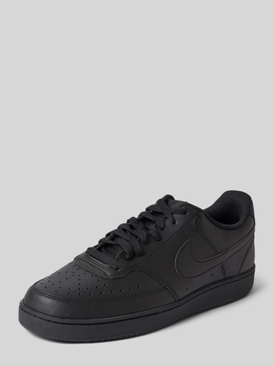 Produktfoto, Sneaker mit Logo Modell 'Court Vision Low' von Nike, schwarze Farbe, abgerundete Spitze, Schnürung, glatte Oberfläche, Herren Sneaker, Logo sichtbar, Seitenansicht, Kontext: Absatzhöhe 2 cm, Schafthöhe 8 cm, Schaftweite 10 cm.