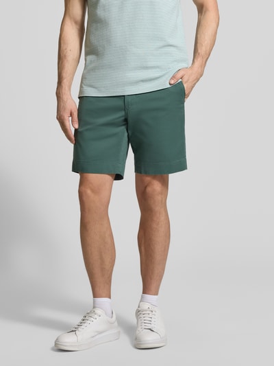 Männermodel trägt Straight Fit Chinoshorts aus Baumwoll-Mix von Polo Ralph Lauren, Optik: Unifarben, Nahaufnahme Oberkörper bis Knie.