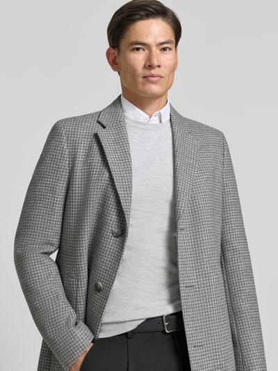 Männermodel trägt Regular Fit Wollmantel mit Allover-Muster Modell 'H-Hyde-Bib-E-264' von BOSS in Grau mit Hahnentritt, Nahaufnahme Oberkörper.