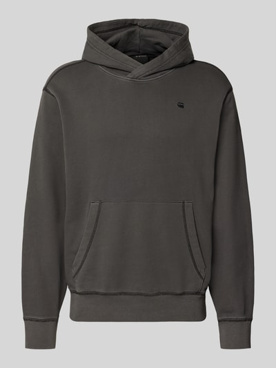 Produktfoto, dunkelgrauer Regular Fit Hoodie aus reiner Baumwolle von G-Star RAW mit Kängurutasche und feiner Struktur vor grauem Hintergrund