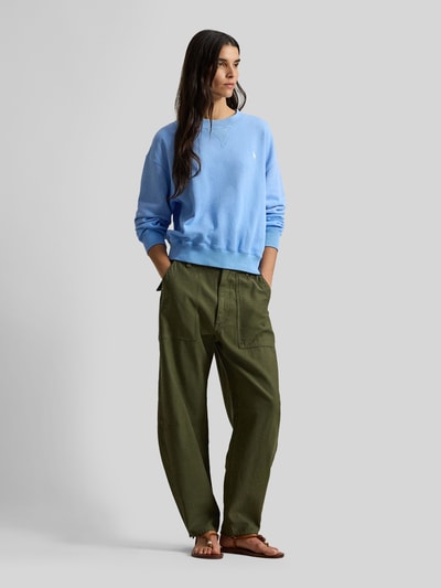 Modelka kobieca nosi Comfort Fit Sweatshirt aus Baumwoll-Mix od Polo Ralph Lauren, niebieski, jednolity, krój comfort fit, logo, prążkowane wykończenia, bawełniany mix, pełny widok z przodu.