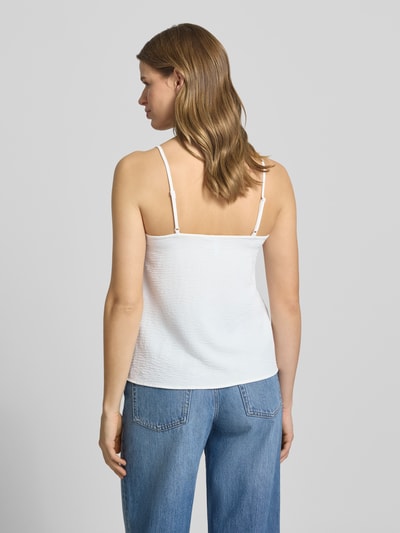 Frauenmodel trägt Relaxed Fit Blusentop mit Spitzenbesatz Modell 'TIFFANY' von Pieces, Optik: Unifarben, Passform: Relaxed-Fit, Ausschnitt: V-Ausschnitt, Applikation: Spitzenbesatz, Trägerform: verstellbare Spaghettiträger, Materialverarbeitung: Crêpe, weiße Farbe, glatte Textur, Ganzkörperansicht Rückansicht