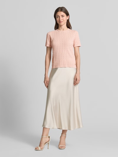 Frauenmodel trägt Strickshirt aus Viskose-Mix mit Rundhalsausschnitt von Jake*s Collection in Rosé mit Strukturmuster, Regular Fit, Ganzkörperansicht von vorne.