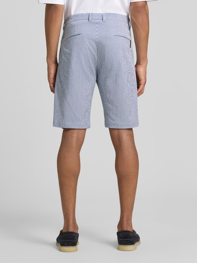 Männermodel trägt Bermudas aus Viskose-Mix Modell 'BEPPE' von CINQUE in Blau-Weiß mit feinem Streifenmuster, Regular-Fit, Eingrifftaschen, Ganzkörperansicht Rückansicht, Bundweite bei Größe 50: 44 cm, Innenbeinlänge bei Größe 50: 27 cm, Stretch-Anteil.