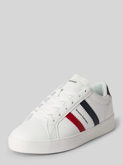 Productfoto, Sneaker met label-details model 'TLV' van Bruno Banani, wit met afgeronde punt, vetersluiting, rode en blauwe accenten, context: heren sneaker, hakhoogte 3 cm, schachthoogte 8 cm, schachtomtrek 9 cm.
