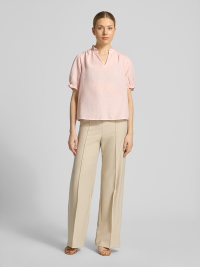 Frauenmodel trägt Blusenshirt aus Leinen-Baumwoll-Mix Modell 'Odesa' von Neo Noir in blassem Rosa, Regular-Fit, V-Ausschnitt, Damen, Ganzkörperansicht von vorne, Rückenlänge bei Größe 36: 58 cm, Ärmellänge 31 cm, leichte Struktur.