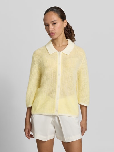 Frauenmodel trägt Cardigan mit Woll-Anteil und Polokragen von Fynch-Hatton im Material-Mix, Regular-Fit, Knopfleiste, 3/4-Arm, Rückenlänge 48 cm, Ärmellänge 39 cm, sanftes Gelb, weiche Struktur, Ganzkörperansicht von vorne.