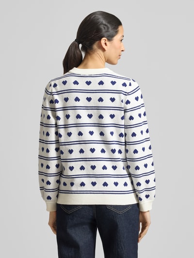 Frauenmodel trägt Relaxed Fit Pullover mit Allover-Motiv-Stitching Modell 'Brielle' von ICHI, Strick-Optik, Rückansicht Ganzkörperansicht.