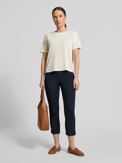 Vrouwenmodel draagt capribroek met Längsnähten model 'CAPRI' van SEDUCTIVE, materiaalmix met katoen, regular fit, ganzlichaamsaanzicht van voren.