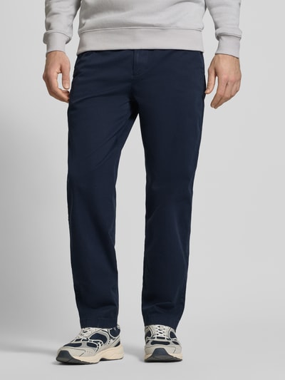 Männermodel trägt Tapered Chino aus Baumwoll-Mix Modell 'SONNY' von Tommy Jeans, Optik: Unifarben, Regular-Fit, Ganzkörperansicht von vorne.