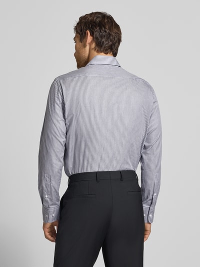 Männermodel trägt Regular Fit Business-Hemd aus Baumwolle von Christian Berg Men mit feinen Streifen, Rückenansicht, Ganzkörperansicht Rückansicht. Herren Business-Hemd aus reiner Baumwolle, langärmlig, Haifischkragen, Schulterbreite 42 cm, Rückenlänge 82 cm, Ärmellänge 65 cm.