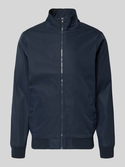 Produktfoto, Regular Fit Jacke mit Stehkragen Modell 'Hefi' von Blend z bawełny, wpuszczane kieszenie, zamek błyskawiczny, wykończenia: elastyczne, kolor granatowy, długość tyłu w rozmiarze M: 71 cm, szerokość ramion w rozmiarze M: 46 cm, szerokość klatki piersiowej w rozmiarze M: 48 cm, długość rękawów w rozmiarze M: 25 cm.