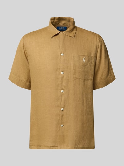 Produktfoto, Regular Fit Freizeithemd aus reinem Leinen von Polo Ralph Lauren in einfarbigem Braun mit Reverskragen, kurzer Knopfleiste, Logo-Stitching auf der Brusttasche und Flammgarn-Struktur.