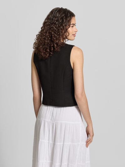 Frauenmodel trägt Shaped Fit Weste mit Viskose-Anteil Modell 'KAMIL' von Pieces, Optik: Unifarben, Material-Mix, Ganzkörperansicht Rückansicht.
