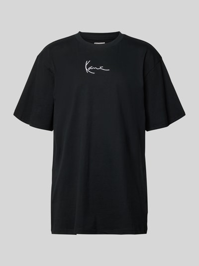 Produktfoto, T-Shirt mit Label-Stitching und Rundhalsausschnitt von KARL KANI, męski t-shirt z bawełny, krój oversized, wyhaftowane logo, okrągły dekolt, długość tyłu w rozmiarze M: 77 cm, czarny kolor, gładka faktura