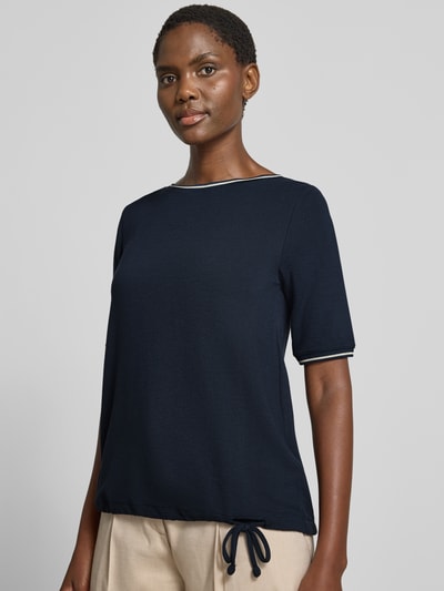 Frauenmodel trägt Loose Fit T-Shirt aus Viskose-Mix Modell 'LT JUNI' von Betty Barclay in Dunkelblau, glatte Struktur, Nahaufnahme Oberkörper. Damen T-Shirt