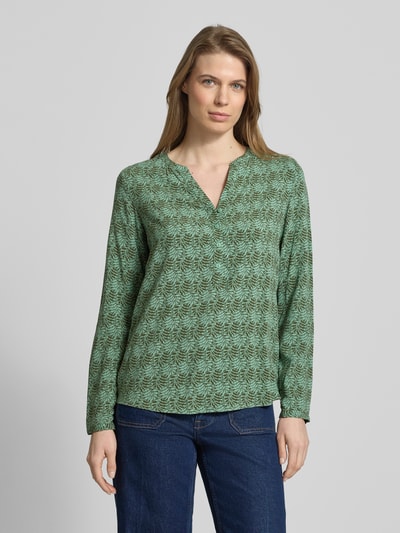 Frauenmodel trägt Regular Fit Schlupfbluse aus reiner Viskose von Christian Berg Woman mit floraler Allover-Print, Tunika-Kragen, langärmelig, grün gemustert, Damenbluse, Ganzkörperansicht von vorne.