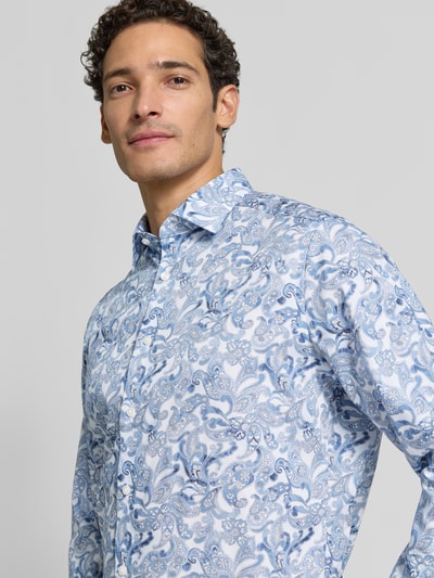 Männermodel trägt Modern Fit Businesshemd aus reiner Baumwolle von OLYMP in Blau mit Paisley-Muster, Nahaufnahme Oberkörper, Herren Businesshemd von OLYMP