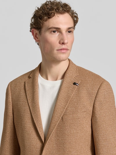 Männermodel trägt Slim Fit 2-Knopf-Sakko mit Strukturmuster von bugatti in Beige, Material-Mix mit Baumwoll-Anteil, Nahaufnahme Oberkörper.