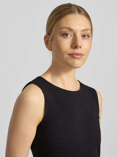 Frauenmodel trägt Top mit Rundhalsausschnitt von More & More, schwarz, Baumwoll-Elasthan-Mix, Regular Fit, Nahaufnahme Oberkörper.