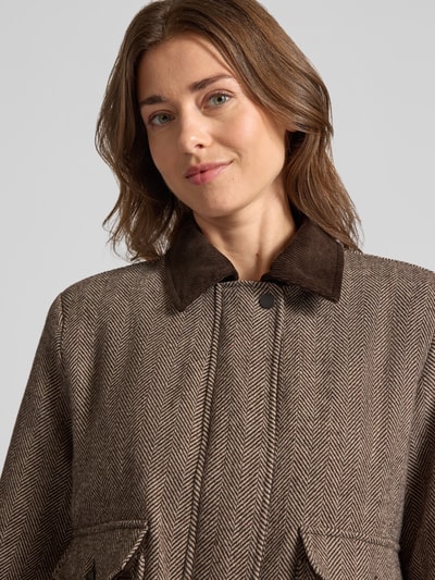 Frauenmodel trägt Jacke mit Woll-Anteil und Pattentaschen Modell 'Mila' von FREE/QUENT in Braun mit Cord-Kragen, Nahaufnahme Oberkörper. Material-Mix, gerader Schnitt, Reiß- und Druckknopfverschluss, Pattentaschen, elastischer Saum.