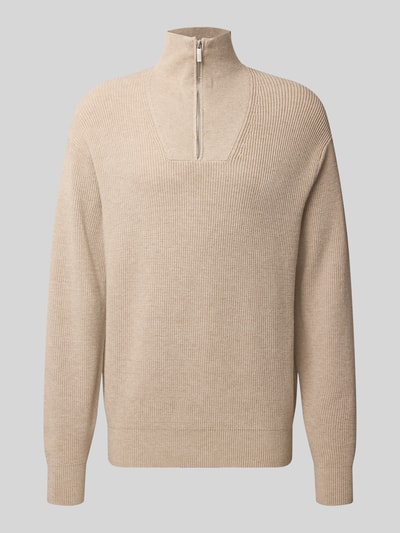 Produktfoto, beiger Regular Fit Troyer aus Viskose-Mix von Jake*s Studio Men vor grauem Hintergrund, feine Strickstruktur erkennbar.