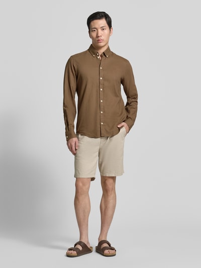 Männermodel trägt Slim Fit Freizeithemd mit Button-Down-Kragen Modell 'Anton' von Casual Friday aus Seide-Baumwoll-Mix in Braun, Ganzkörperansicht von vorne. Rückenlänge bei Größe M: 78 cm, Schulterbreite: 46 cm, Ärmellänge: 66 cm.